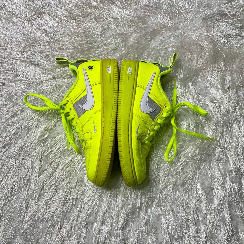 Nike Air Force 1 '07 LV8 Overbranding Utility GS Yellow Size 1.5 Youth Sneakers - Picture 6 of 10